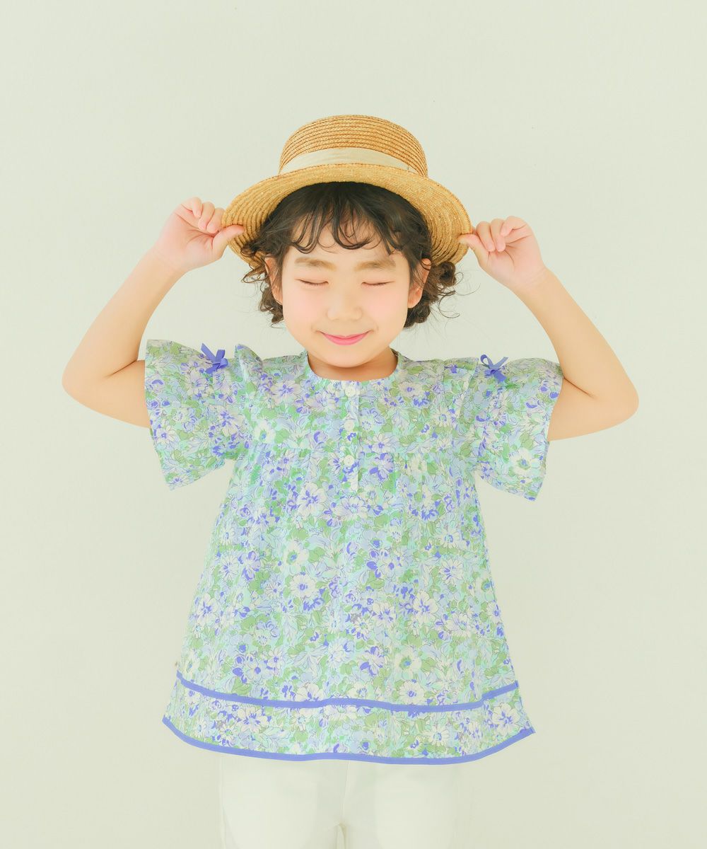 ベビー服 女の子 綿100％ 花柄 リボン付き袖 ブラウス ブルー(61) モデル画像アップ