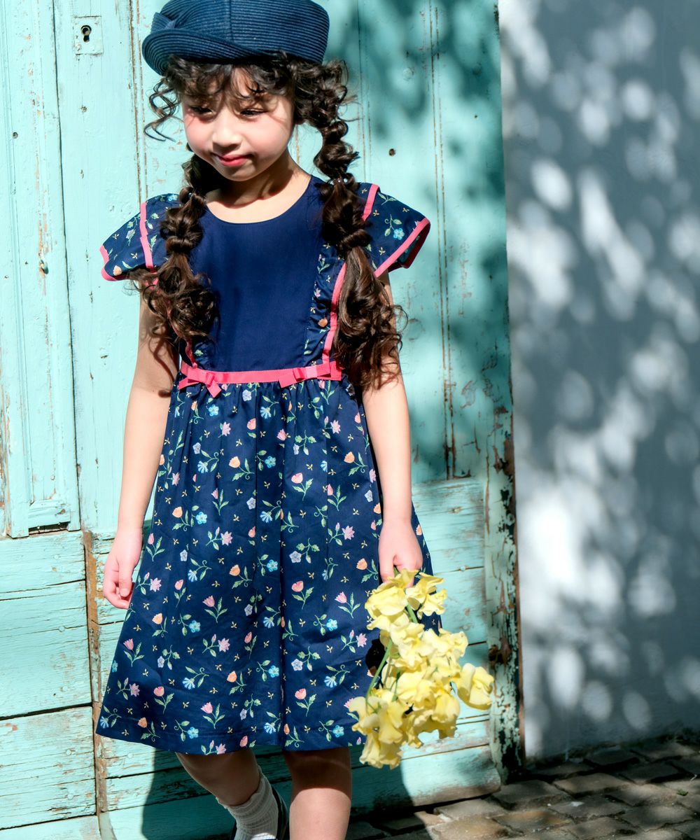 子供服 女の子 日本製 綿100％ リバティプリント使用 花柄 フリル ワンピース ネイビー(06) モデル画像アップ