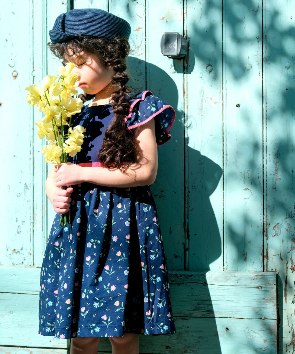 子供服 女の子 日本製 綿100％ リバティプリント使用 花柄 フリル ワンピース ネイビー(06) モデル画像全身