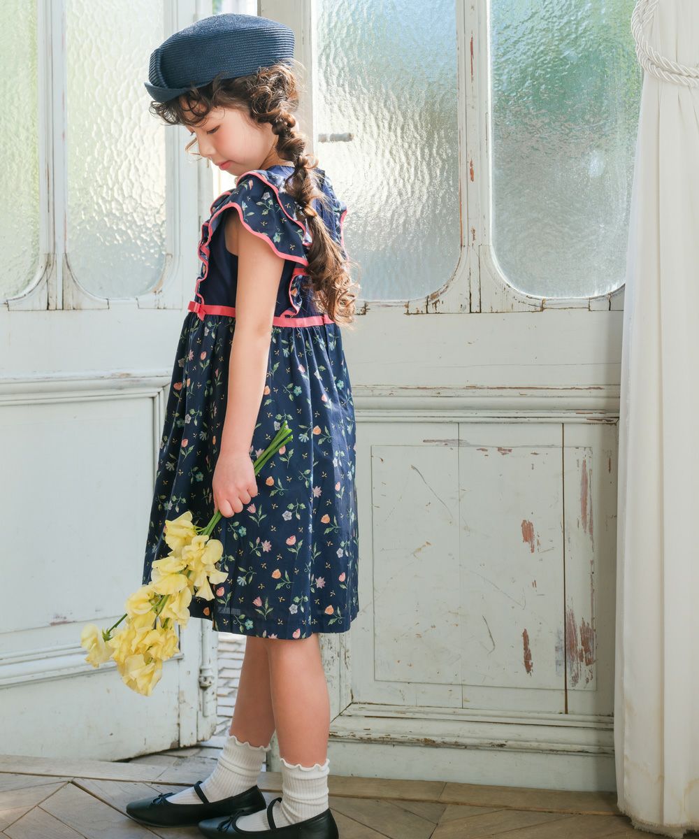 子供服 女の子 日本製 綿100％ リバティプリント使用 花柄 フリル ワンピース ネイビー(06) モデル画像2