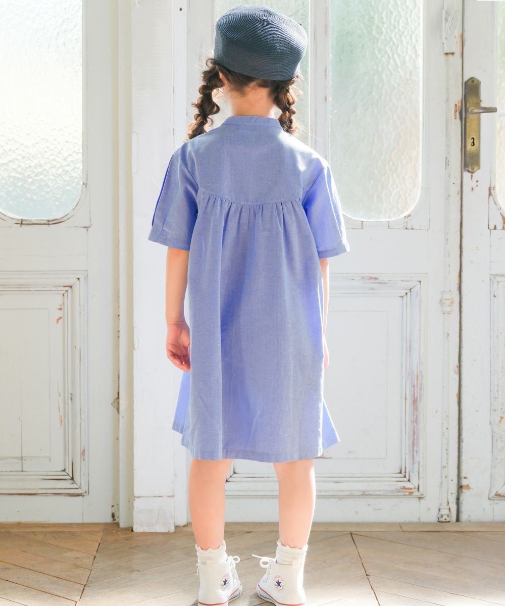 ベビー服 女の子 丸首 前開き シャツワンピース ブルー(61) モデル画像2