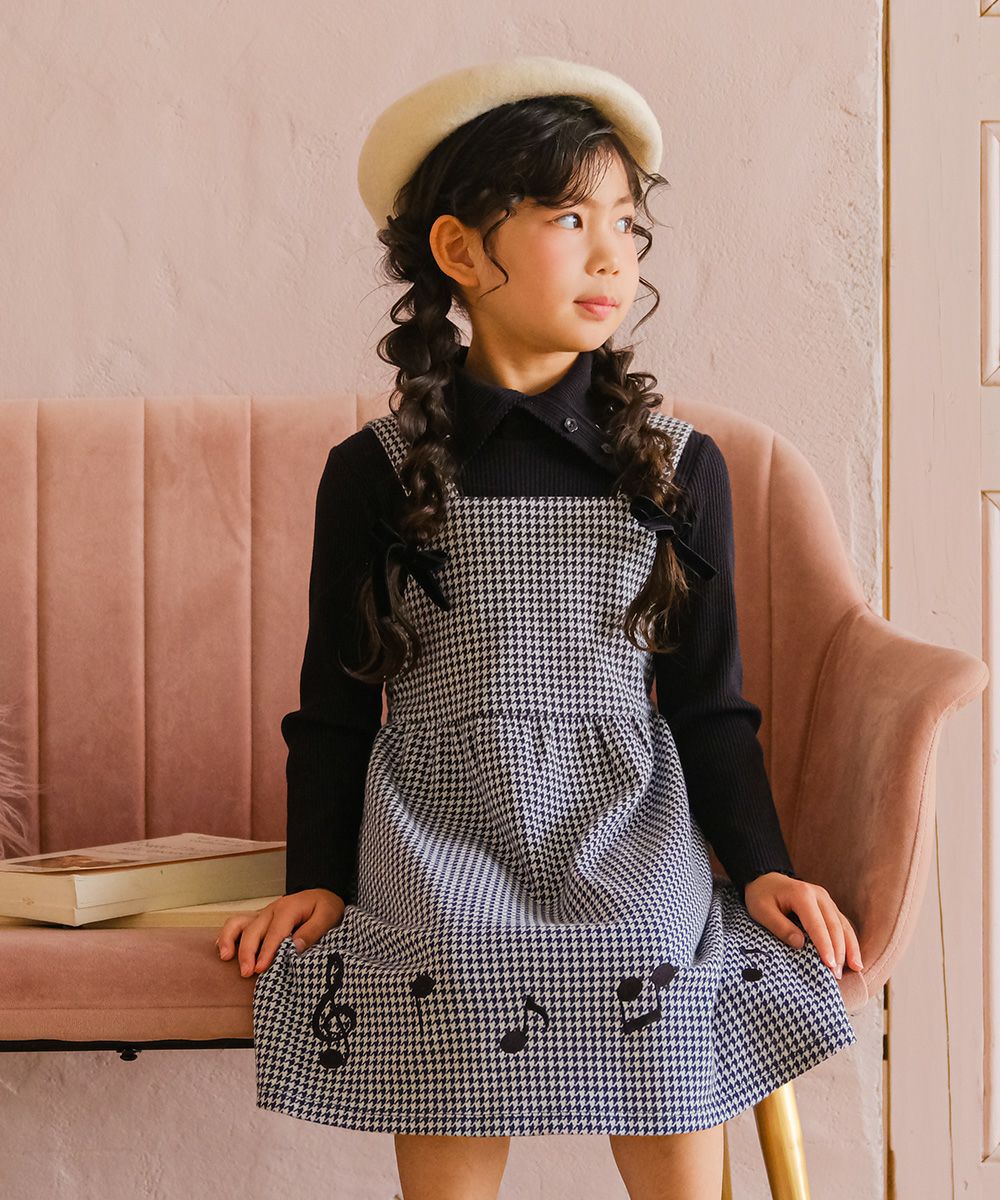 ベビー服 女の子 千鳥柄 音符刺繍 ワンピース ホワイト×ブラック(10) モデル画像アップ