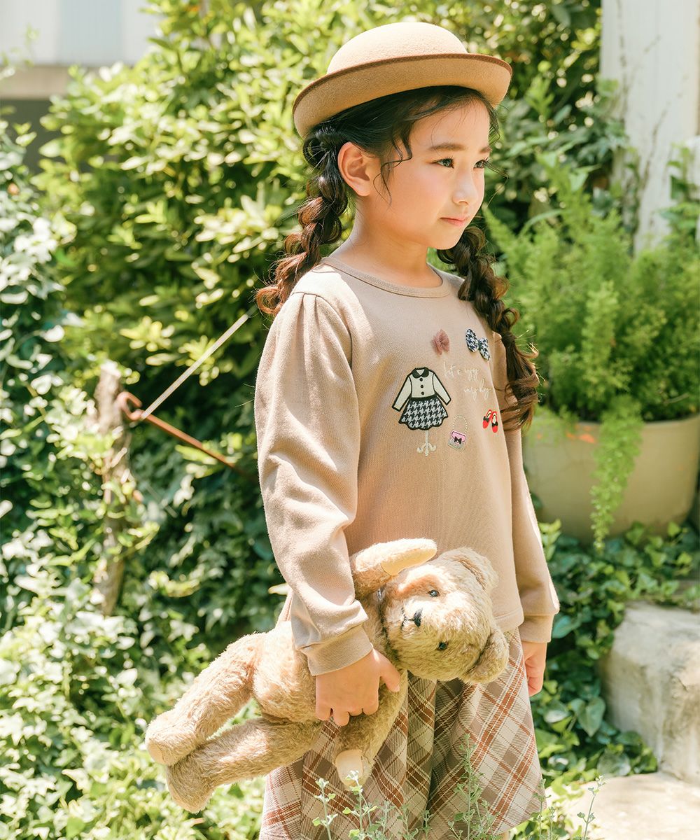 ベビー服 女の子 リボンつき お洋服アップリケ 裏毛トレーナー ベージュ(51) モデル画像全身