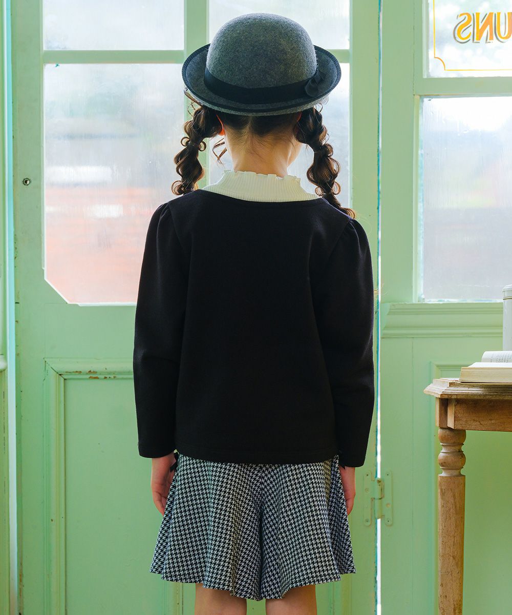 子供服 女の子 チェリー刺繍 重ね着風 飾りボタン 裏毛トレーナー ブラック(00) モデル画像全身