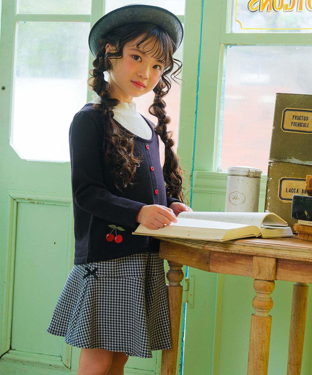 子供服 女の子 チェリー刺繍 重ね着風 飾りボタン 裏毛トレーナー ブラック(00) モデル画像1