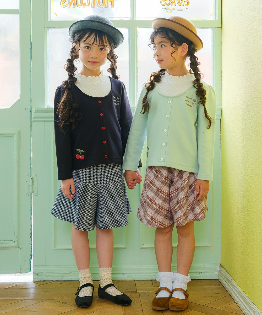 子供服 女の子 チェリー刺繍 重ね着風 飾りボタン 裏毛トレーナー ブラック(00) モデル画像2