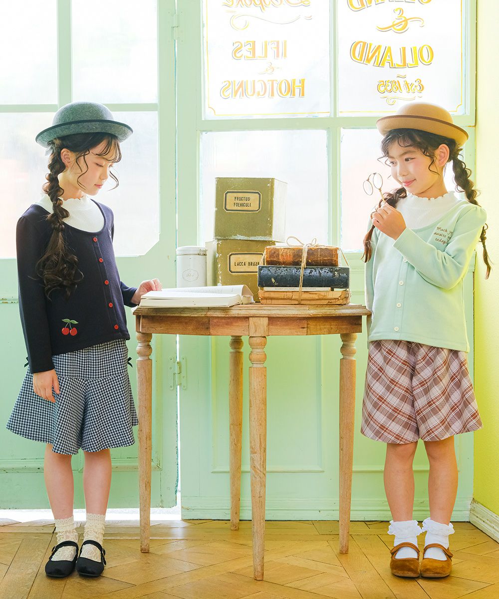 子供服 女の子 チェリー刺繍 重ね着風 飾りボタン 裏毛トレーナー ブラック(00) モデル画像3