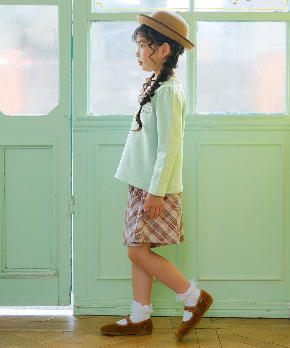 子供服 女の子 チェリー刺繍 重ね着風 飾りボタン 裏毛トレーナー グリーン(08) モデル画像全身