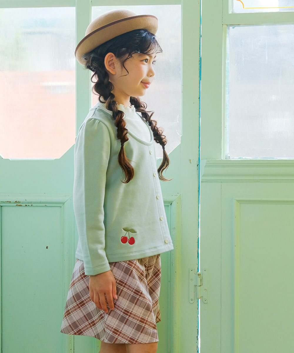 子供服 女の子 チェリー刺繍 重ね着風 飾りボタン 裏毛トレーナー グリーン(08) モデル画像1