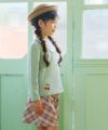 子供服 女の子 チェリー刺繍 重ね着風 飾りボタン 裏毛トレーナー グリーン(08) モデル画像1