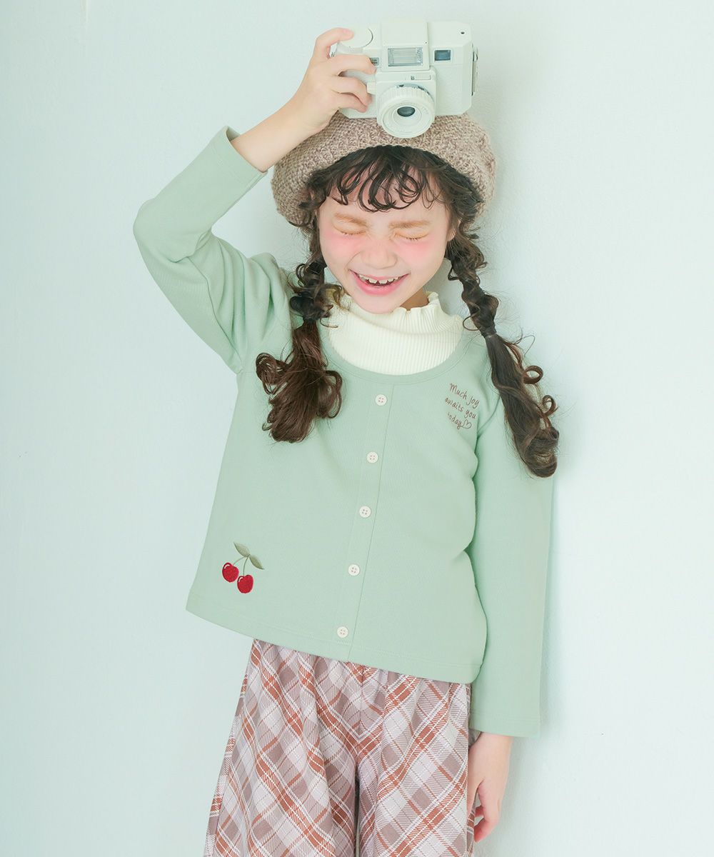 子供服 女の子 チェリー刺繍 重ね着風 飾りボタン 裏毛トレーナー グリーン(08) モデル画像14