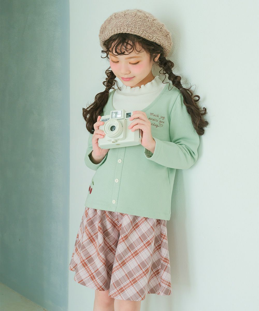 子供服 女の子 チェリー刺繍 重ね着風 飾りボタン 裏毛トレーナー グリーン(08) モデル画像15