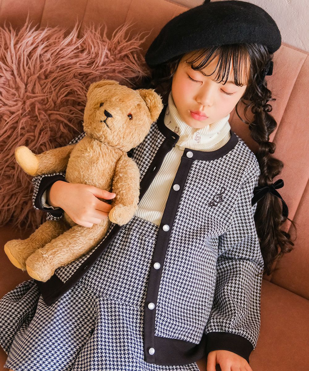 ベビー服 女の子 千鳥柄 音符刺繍 カーディガン ホワイト×ブラック(10) モデル画像アップ
