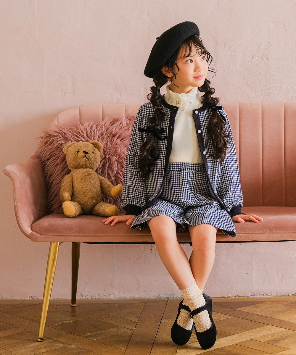 ベビー服 女の子 千鳥柄 音符刺繍 カーディガン ホワイト×ブラック(10) モデル画像全身