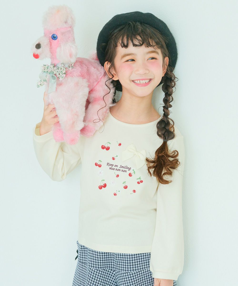ベビー服 女の子 チェリー ロゴ刺繍 リボンつきTシャツ オフホワイト(11) モデル画像12
