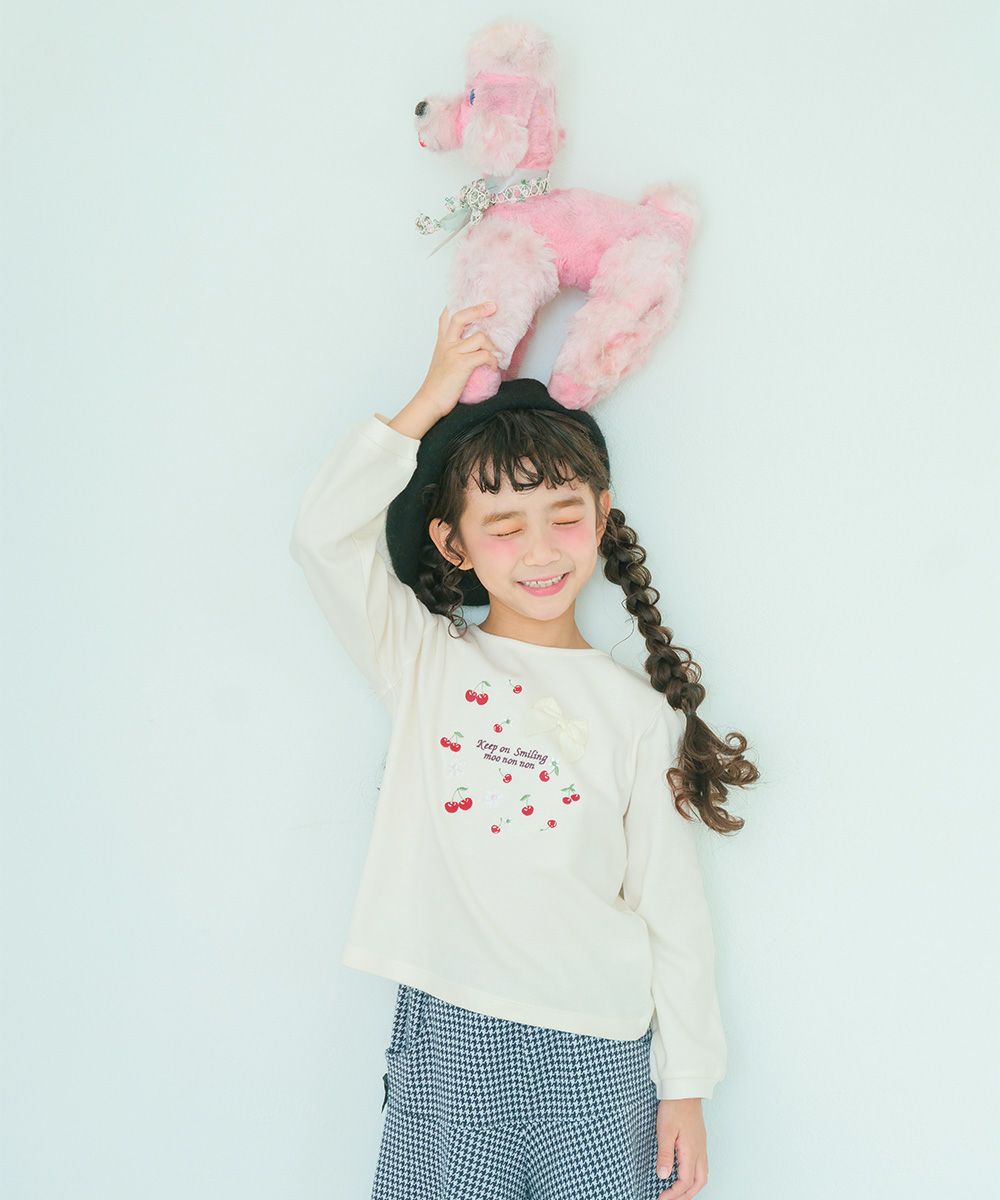ベビー服 女の子 チェリー ロゴ刺繍 リボンつきTシャツ オフホワイト(11) モデル画像13