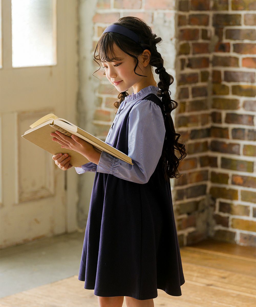 子供服 女の子 ストライプ柄シャツ 重ね着風 リボンワンピース ネイビー(06) モデル画像全身