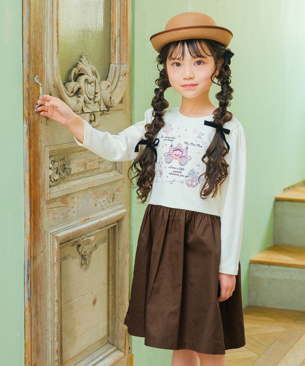 ベビー服 女の子 馬車 お城 ロゴ お花 刺繍 リボンつきドッキングワンピース オフホワイト(11) モデル画像アップ
