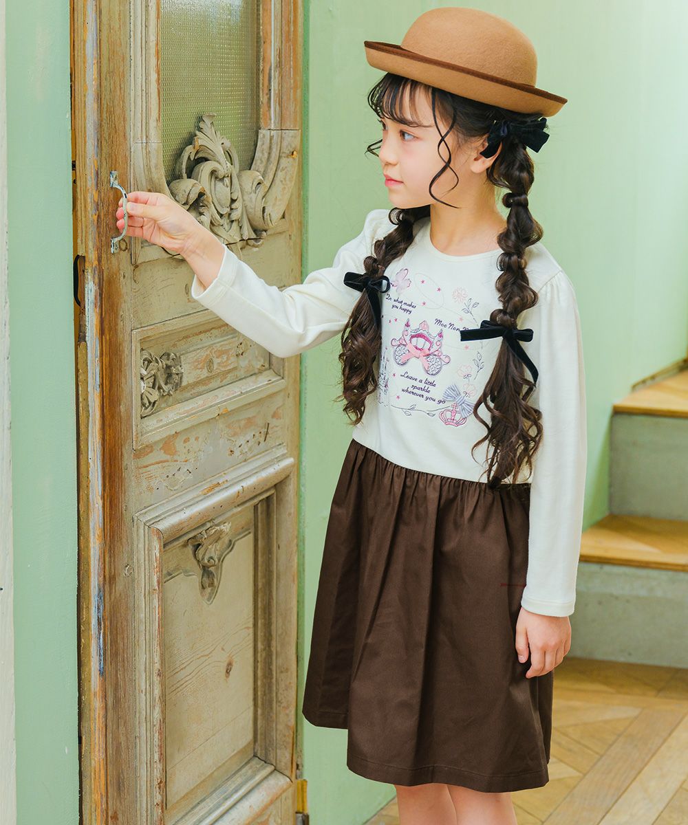 ベビー服 女の子 馬車 お城 ロゴ お花 刺繍 リボンつきドッキングワンピース オフホワイト(11) モデル画像1