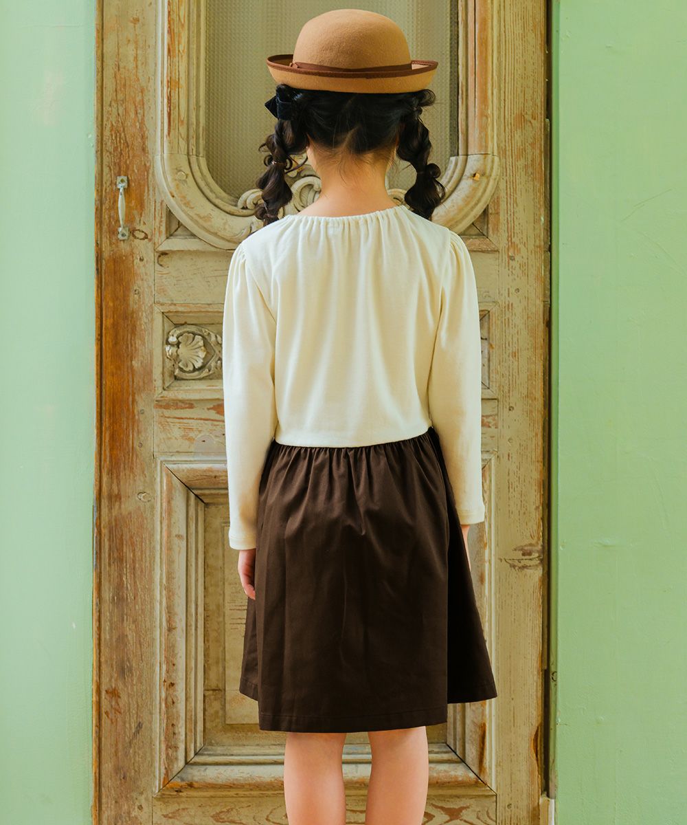 ベビー服 女の子 馬車 お城 ロゴ お花 刺繍 リボンつきドッキングワンピース オフホワイト(11) モデル画像2