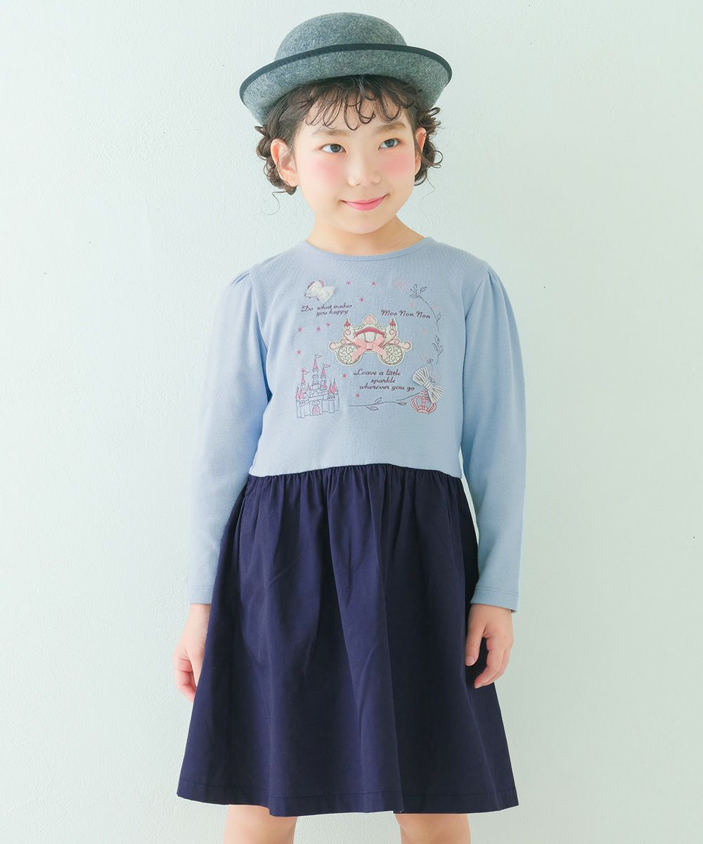 ベビー服 女の子 馬車 お城 ロゴ お花 刺繍 リボンつきドッキングワンピース ブルー(61) モデル画像10