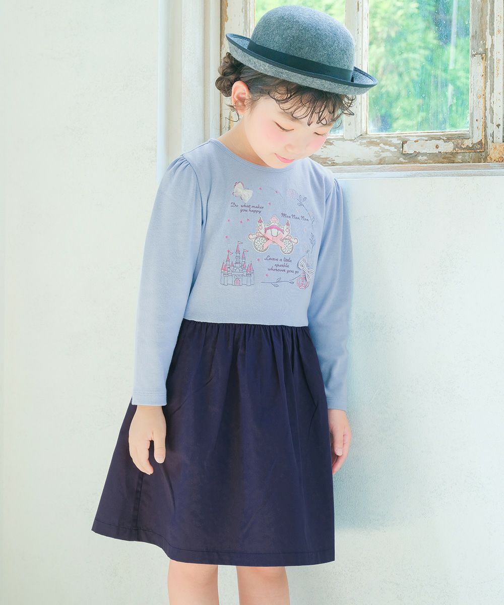 ベビー服 女の子 馬車 お城 ロゴ お花 刺繍 リボンつきドッキングワンピース ブルー(61) モデル画像12
