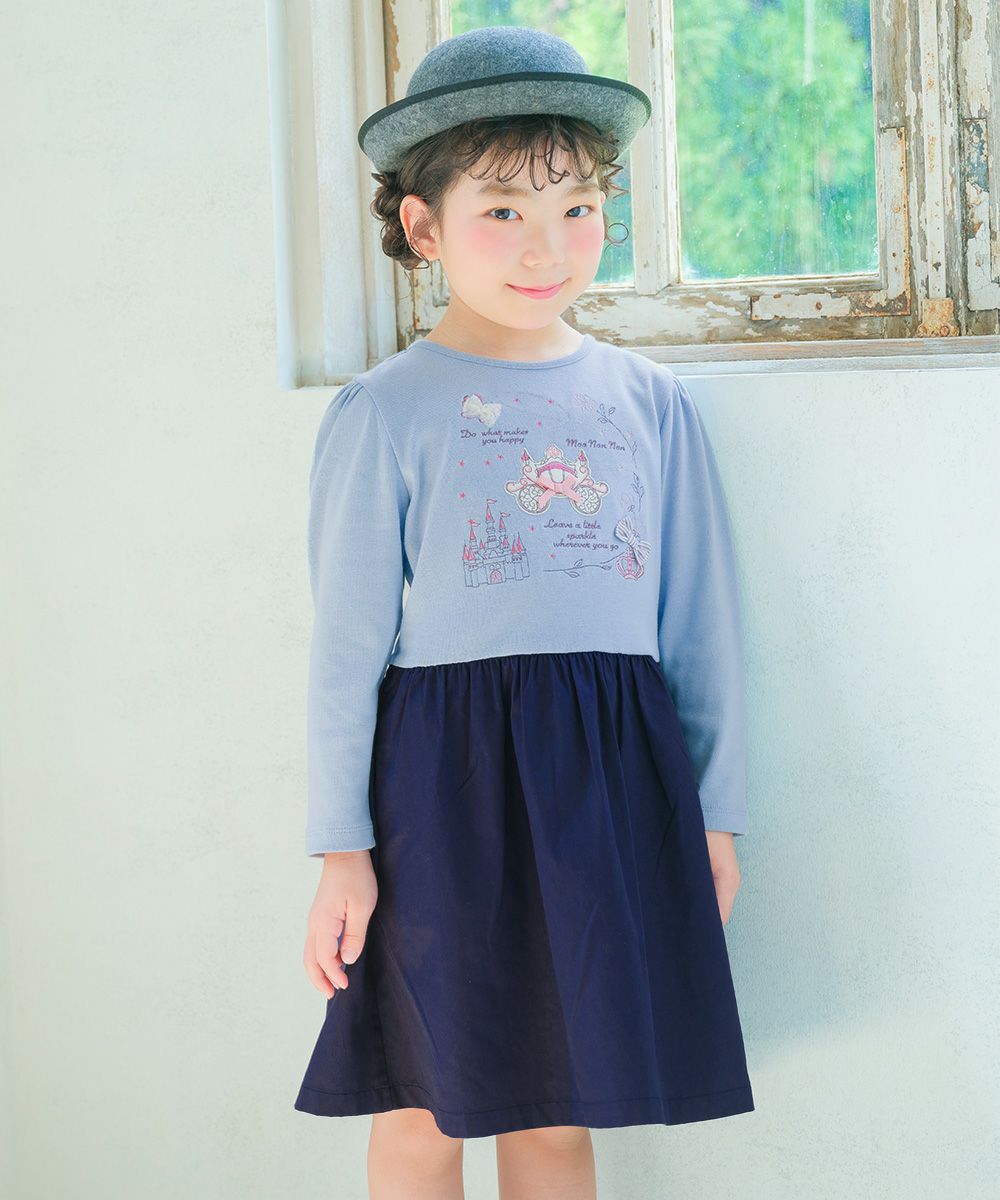 ベビー服 女の子 馬車 お城 ロゴ お花 刺繍 リボンつきドッキングワンピース ブルー(61) モデル画像13