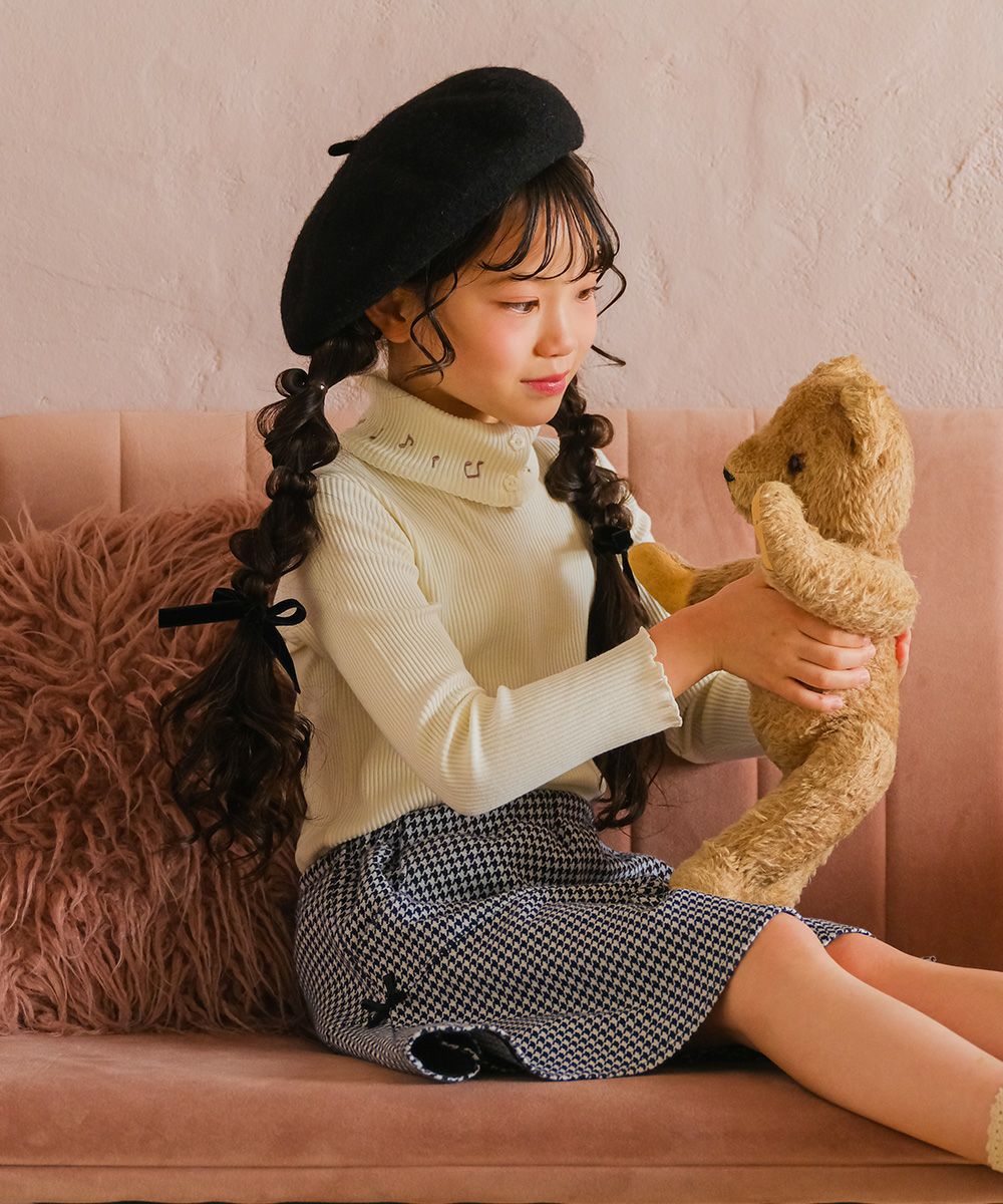 子供服 女の子 子ども服 こども キッズ ジュニア 音符刺繍 ボタン襟付き タートルネック リブ カットソー オフホワイト(11) モデル画像アップ