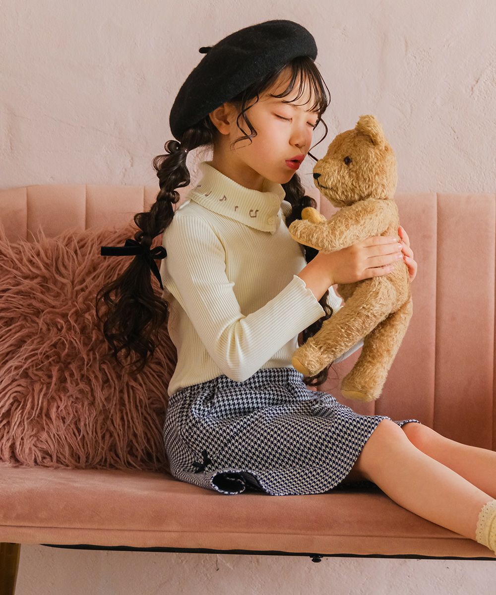 子供服 女の子 子ども服 こども キッズ ジュニア 音符刺繍 ボタン襟付き タートルネック リブ カットソー オフホワイト(11) モデル画像2