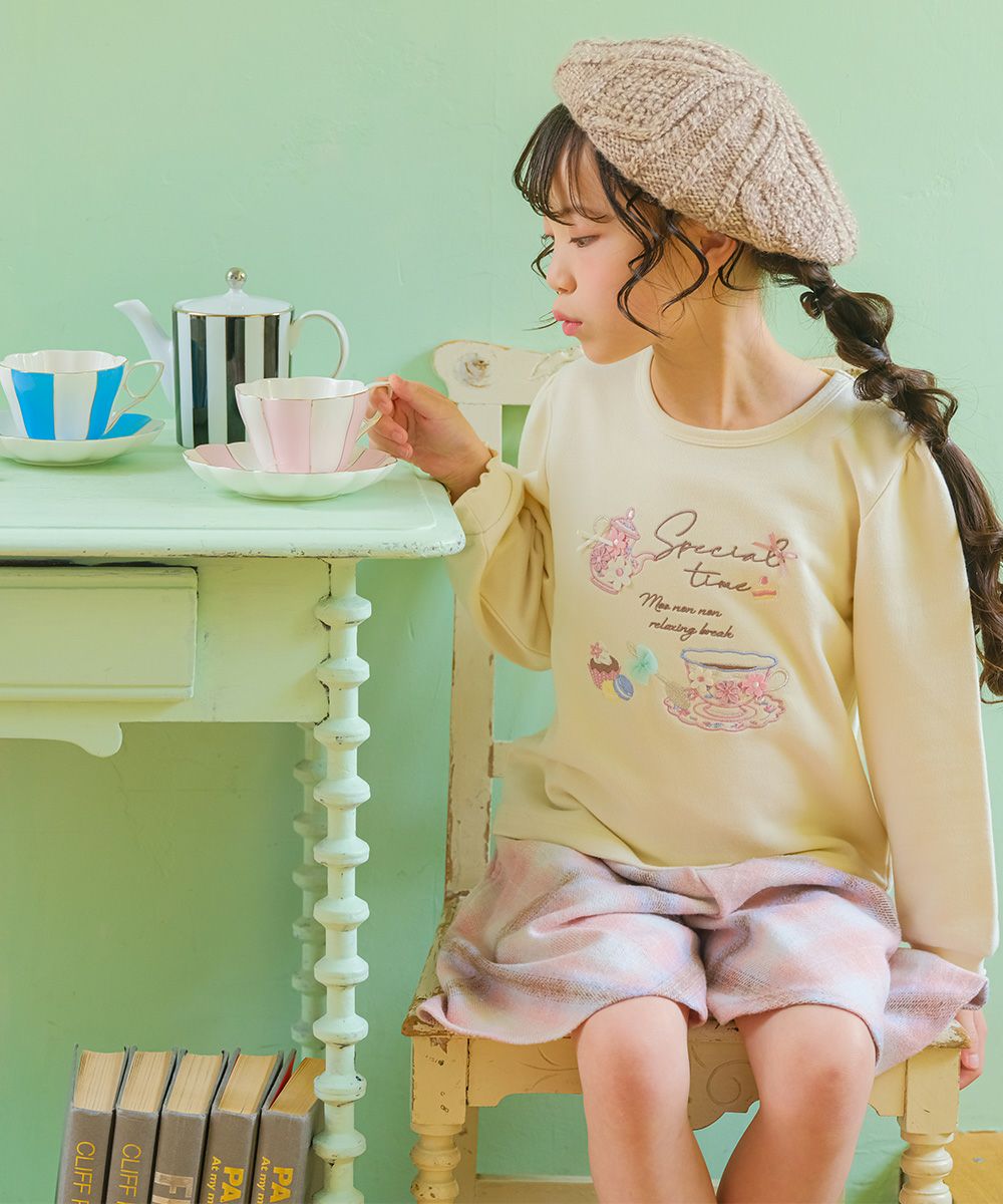 ベビー服 女の子 ティーカップ ロゴ刺繍 裏毛トレーナー アイボリー(12) モデル画像アップ