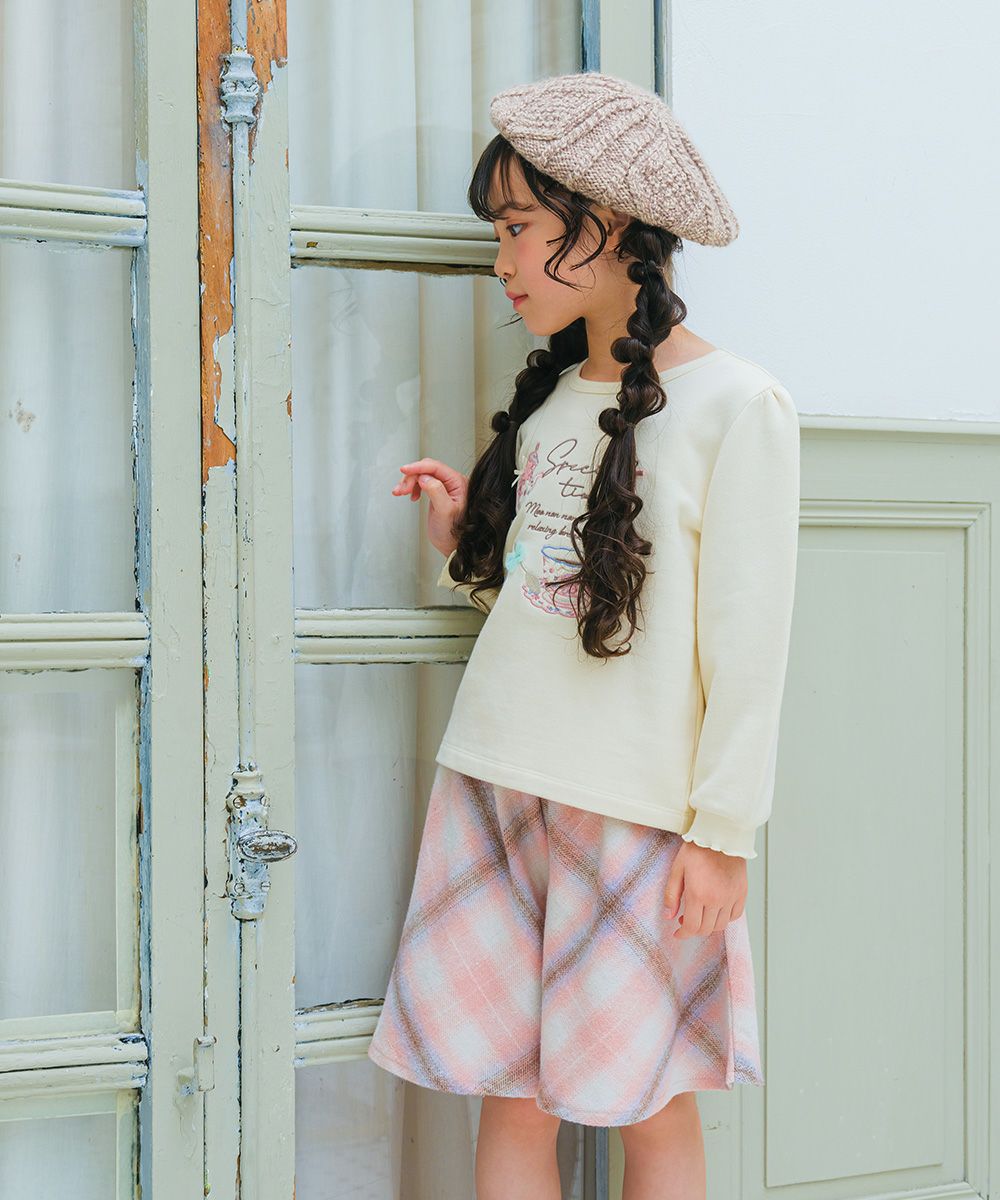 ベビー服 女の子 ティーカップ ロゴ刺繍 裏毛トレーナー アイボリー(12) モデル画像全身