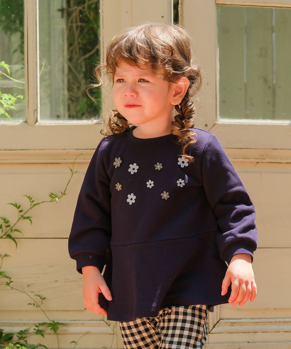ベビー服 女の子 お花モチーフ付き Aライン 裏毛トレーナー ネイビー(06) モデル画像アップ