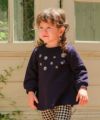 ベビー服 女の子 お花モチーフ付き Aライン 裏毛トレーナー ネイビー(06) モデル画像アップ