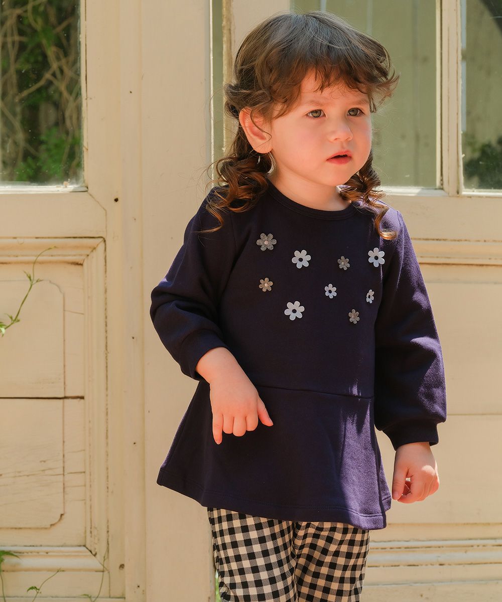 ベビー服 女の子 お花モチーフ付き Aライン 裏毛トレーナー ネイビー(06) モデル画像1
