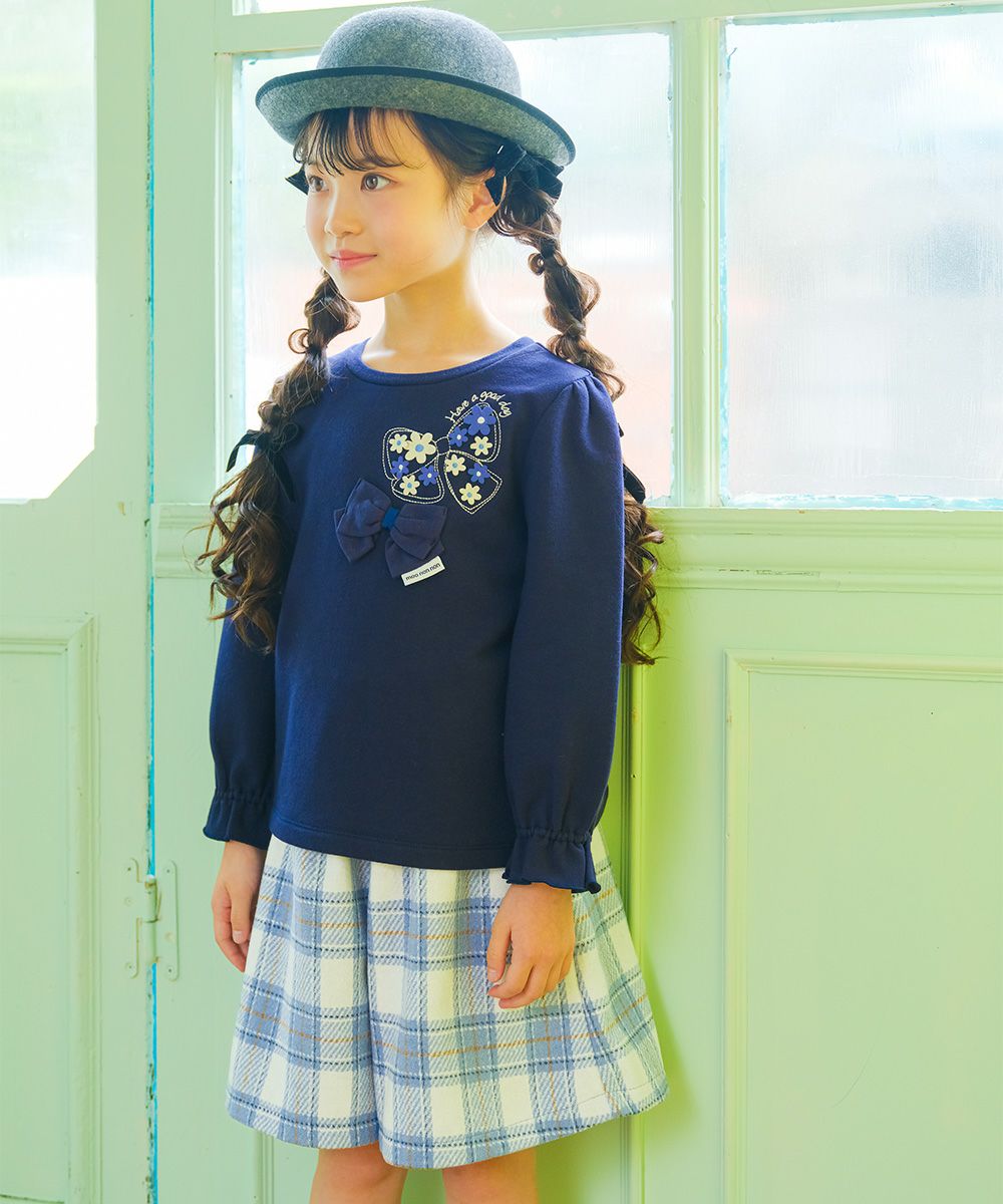 ベビー服 女の子 リボン刺繍 お花モチーフ付き 裏毛トレーナー ネイビー(06) モデル画像アップ