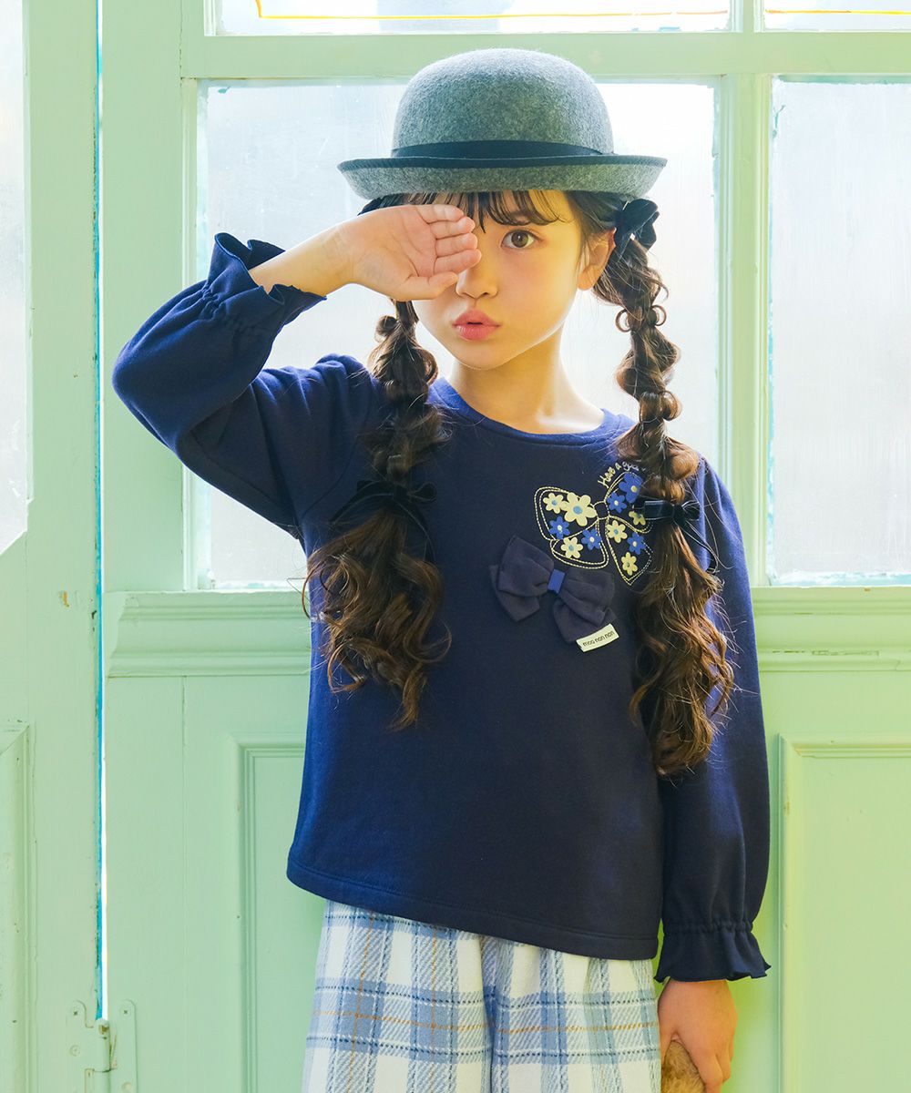 ベビー服 女の子 リボン刺繍 お花モチーフ付き 裏毛トレーナー ネイビー(06) モデル画像1