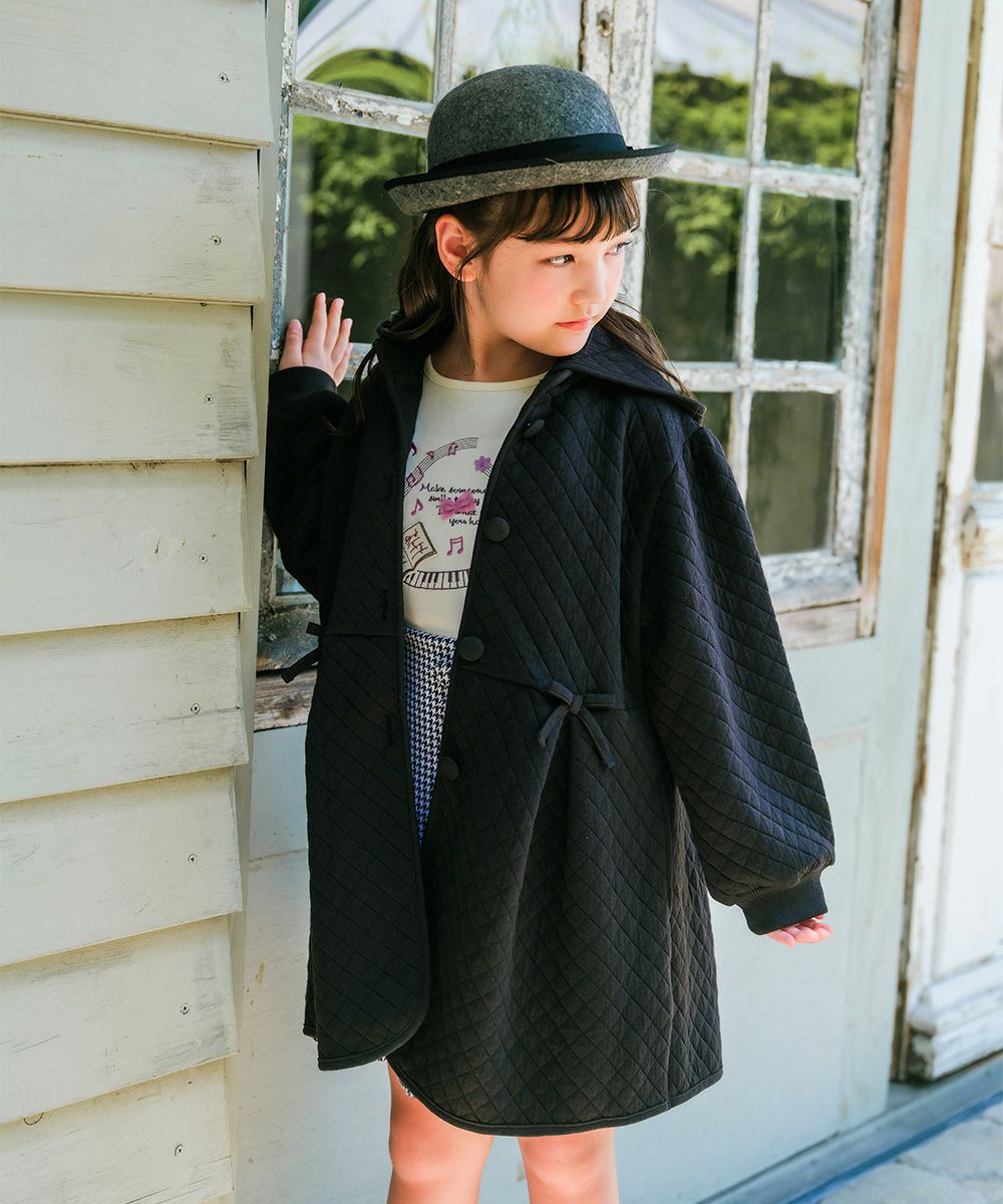 ベビー服 女の子 子ども服 こども キッズ ジュニア キルトニット くるみボタン リボン付き フード取り外し可能 ブラック(00) モデル画像全身