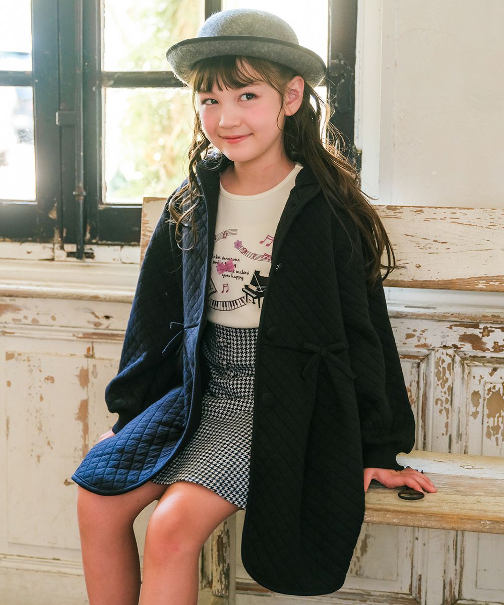 ベビー服 女の子 子ども服 こども キッズ ジュニア キルトニット くるみボタン リボン付き フード取り外し可能 ブラック(00) モデル画像1