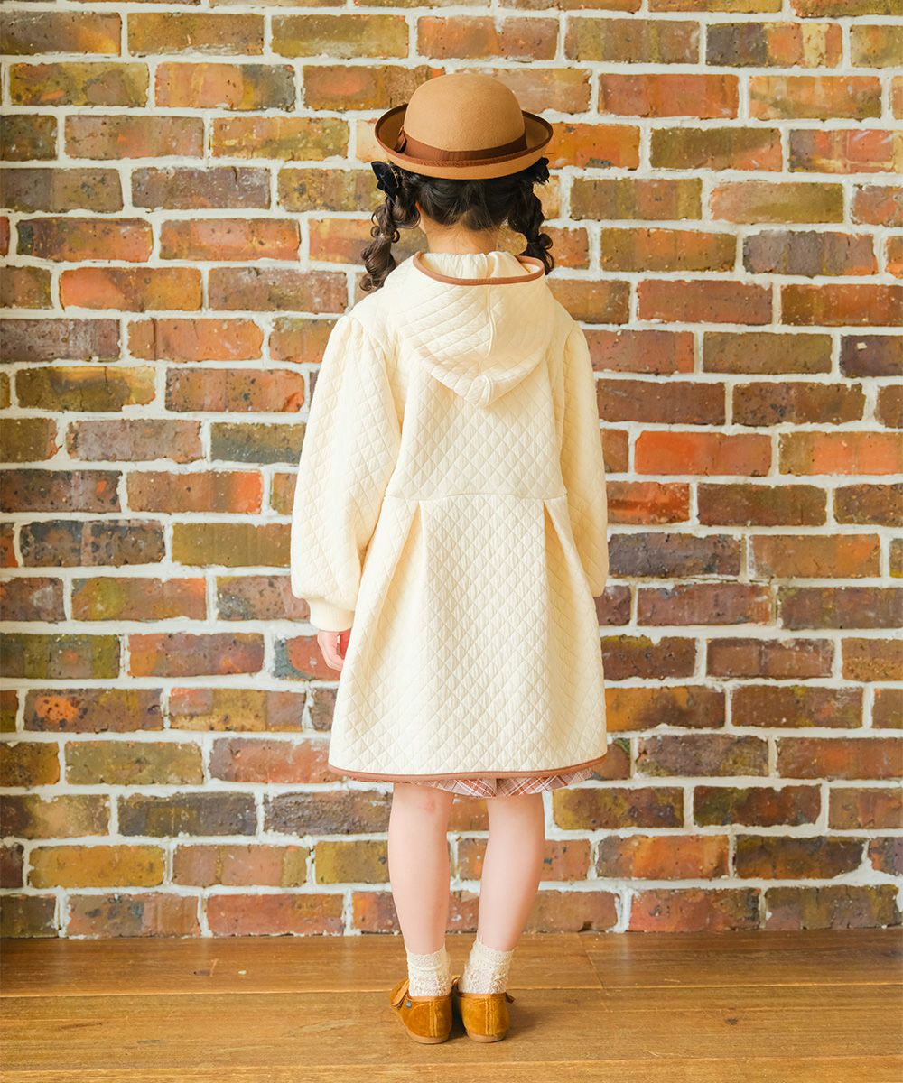 ベビー服 女の子 子ども服 こども キッズ ジュニア キルトニット くるみボタン リボン付き フード取り外し可能 アイボリー(12) モデル画像全身