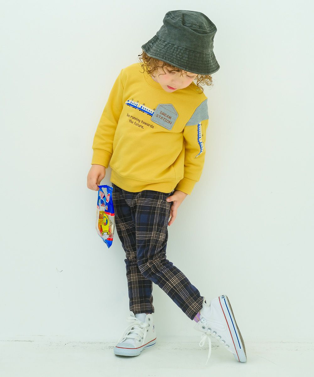 ベビー服 男の子 電車ワッペンつき 裏毛トレーナー イエロー(04) モデル画像全身