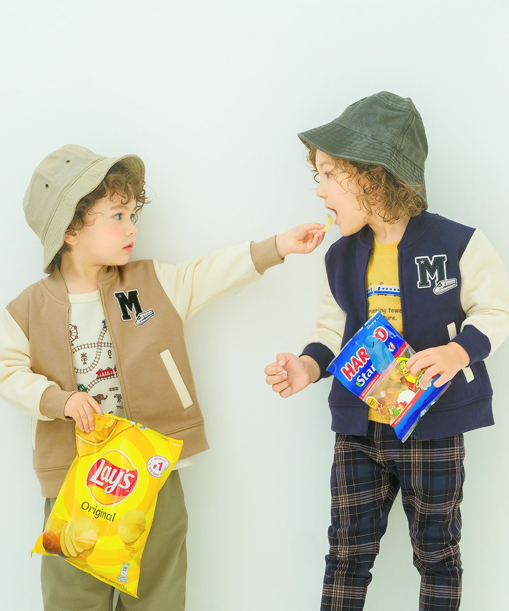 ベビー服 男の子 ロゴ 電車ワッペン ジップアップ 裏毛ジャケット ベージュ(51) モデル画像4