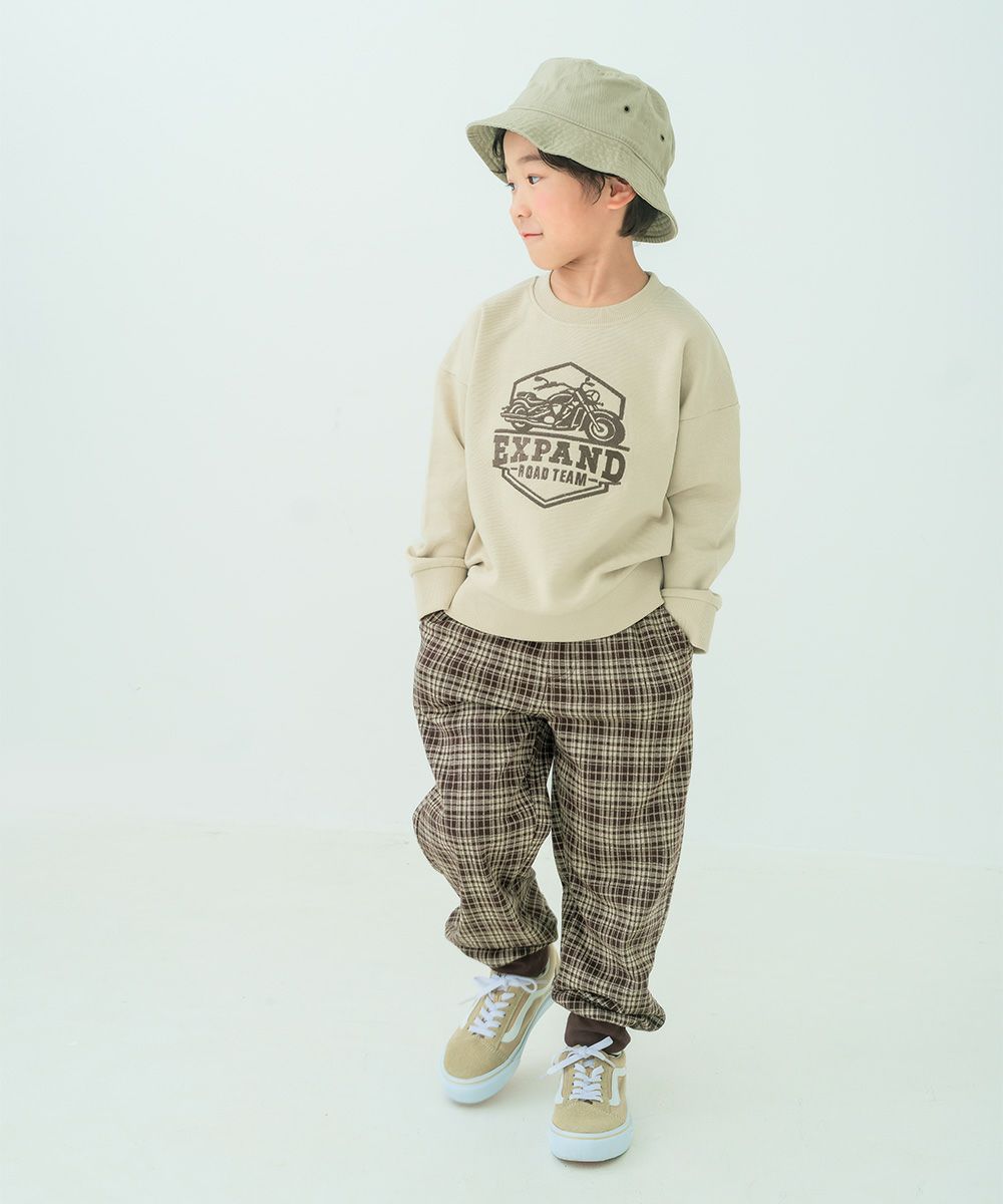 子供服 男の子 バイク ロゴ 乗り物刺繍 ドロップ袖 裏毛トレーナー ベージュ(51) モデル画像全身