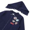子供服 男の子 ツイルニット ロゴワッペン フード取り外し可能 ジップアップジャケット ネイビー(06) デザインポイント1