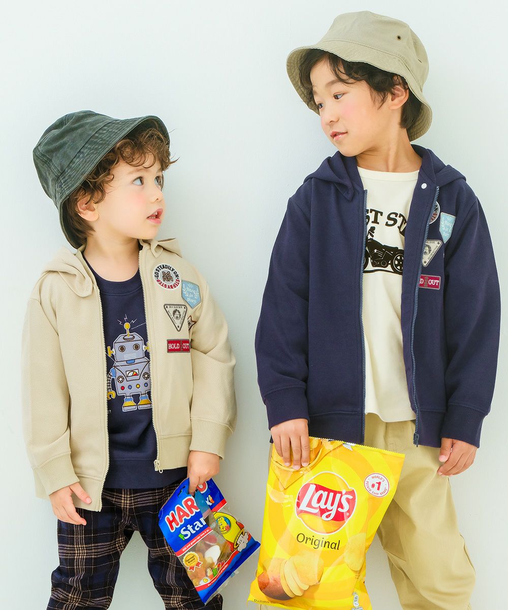 子供服 男の子 ツイルニット ロゴワッペン フード取り外し可能 ジップアップジャケット ベージュ(51) モデル画像全身