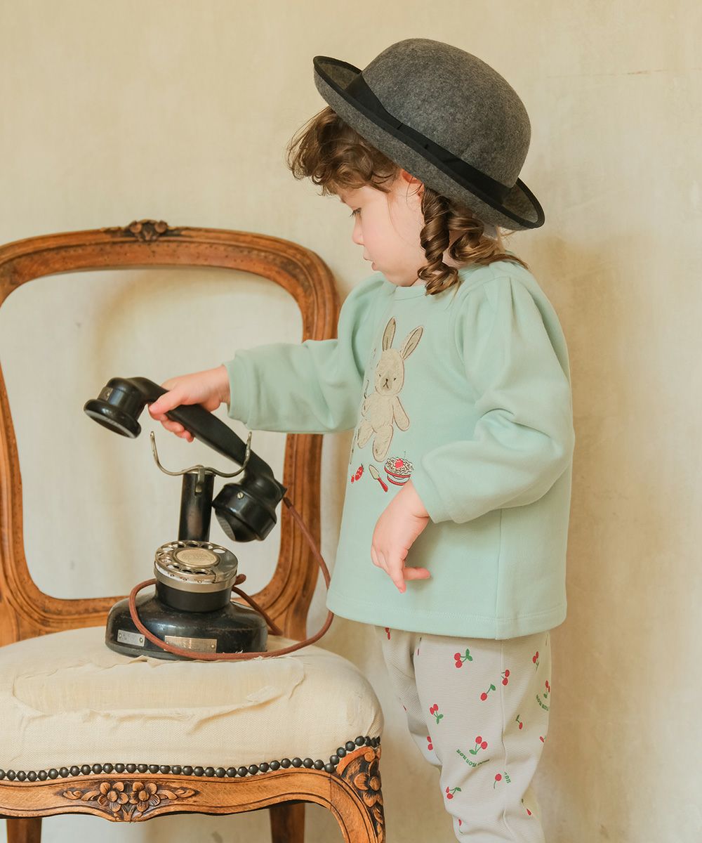 ベビー服 女の子 うさぎモチーフつきケーキ刺繍 裏毛トレーナー グリーン(08) モデル画像アップ