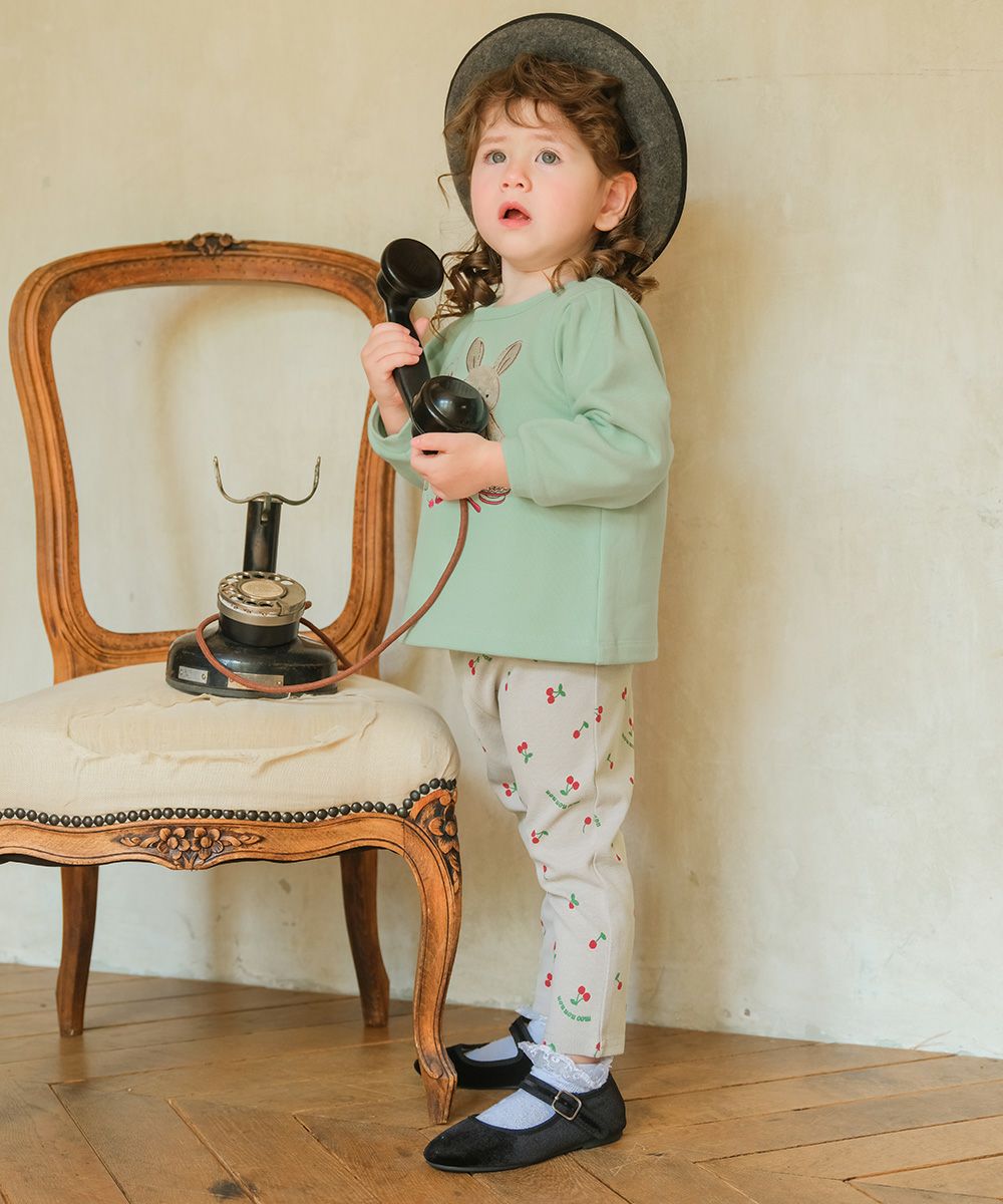 ベビー服 女の子 うさぎモチーフつきケーキ刺繍 裏毛トレーナー グリーン(08) モデル画像全身