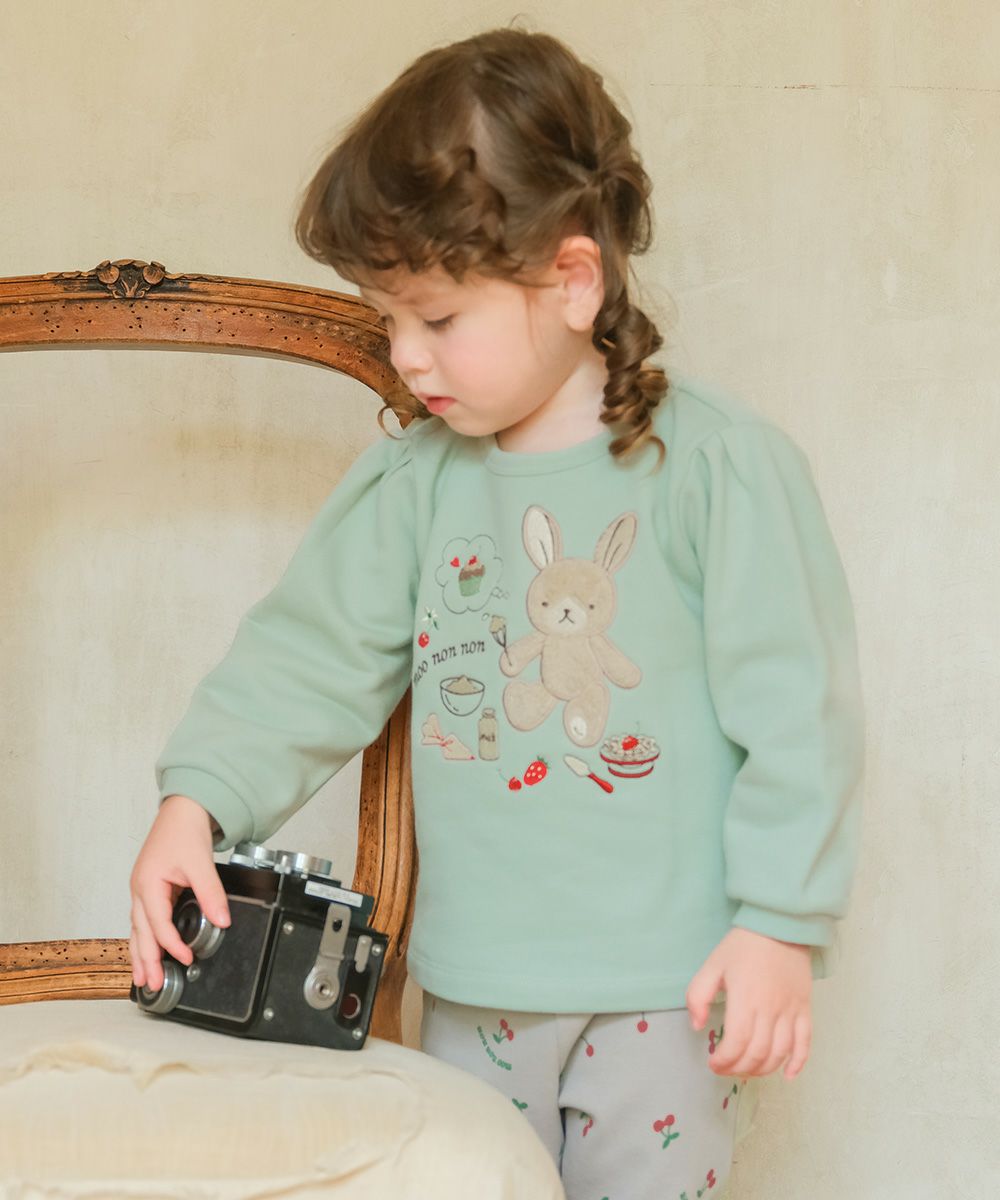 ベビー服 女の子 うさぎモチーフつきケーキ刺繍 裏毛トレーナー グリーン(08) モデル画像1