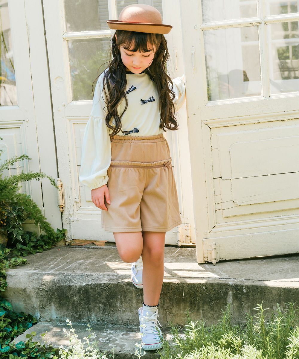 ベビー服 女の子 パウダースムース リボンつきキュロットパンツ ベージュ(51) モデル画像全身