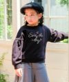 子供服 女の子 チェリー刺繍 ドロップ袖 裏毛トレーナー ブラック(00) モデル画像アップ