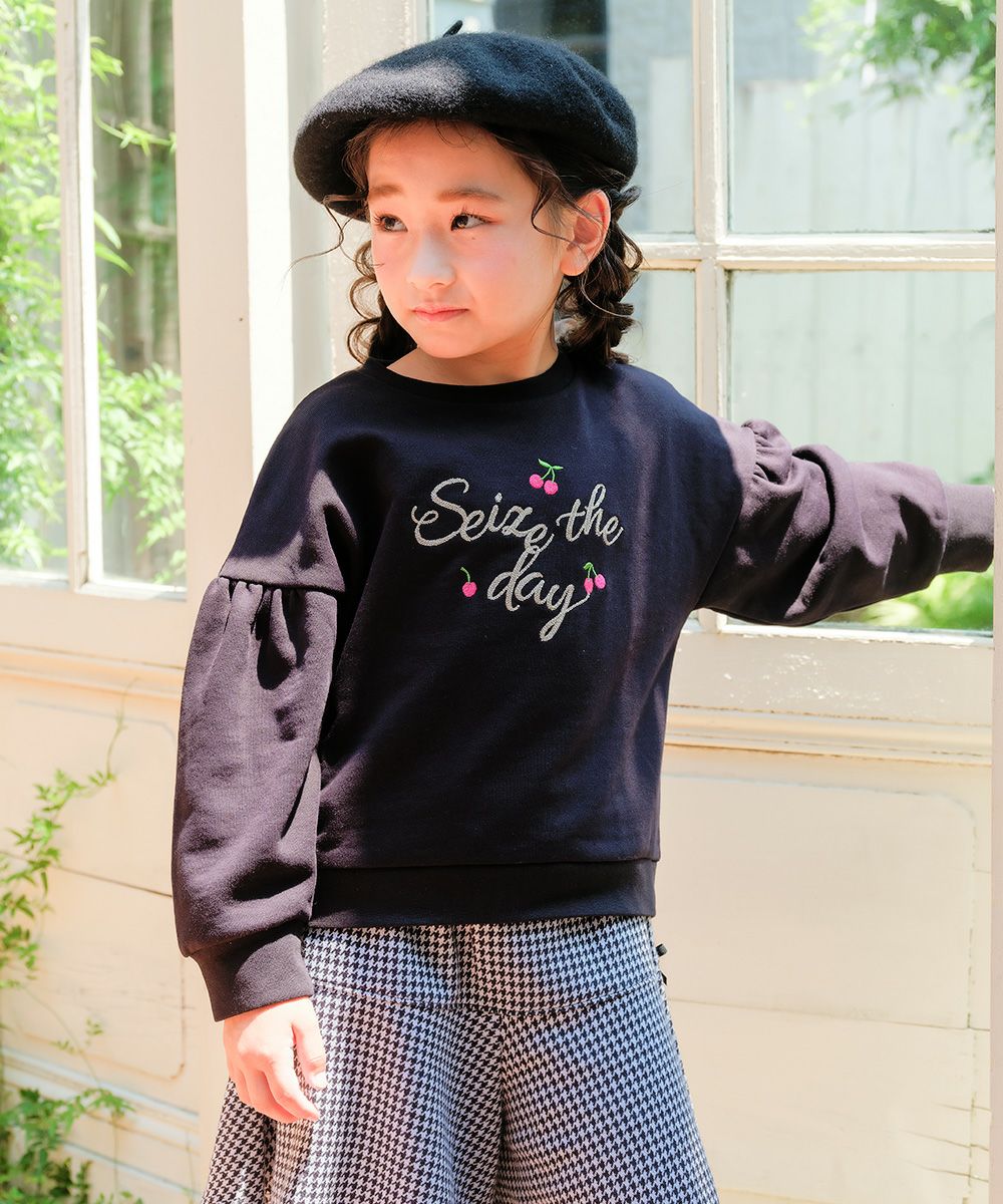 子供服 女の子 チェリー刺繍 ドロップ袖 裏毛トレーナー ブラック(00) モデル画像アップ
